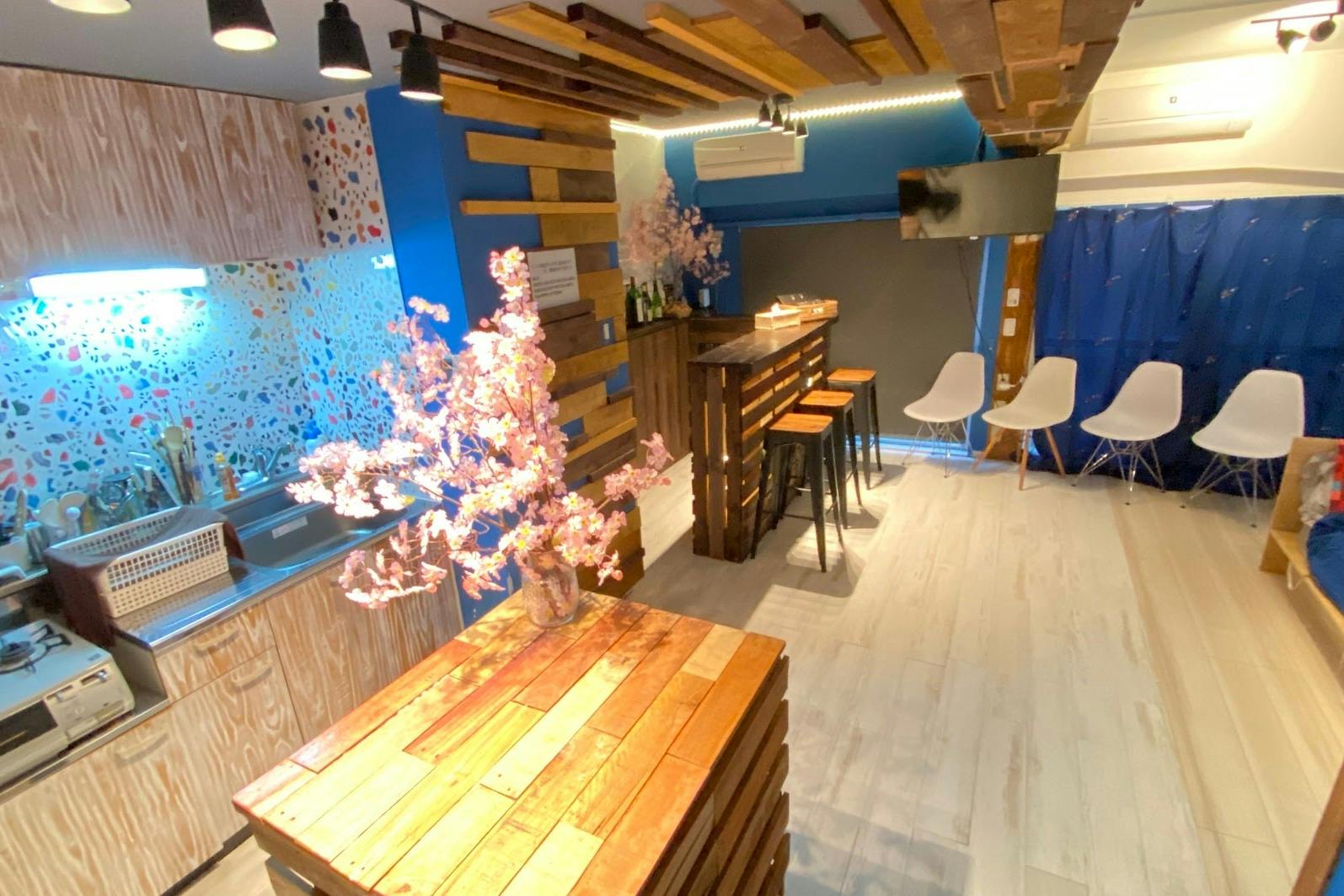 【新宿三丁目駅3分】スカイブルーの壁面が開放的な空間を演出する料理教室やテストキッチンに適したイベントスペース