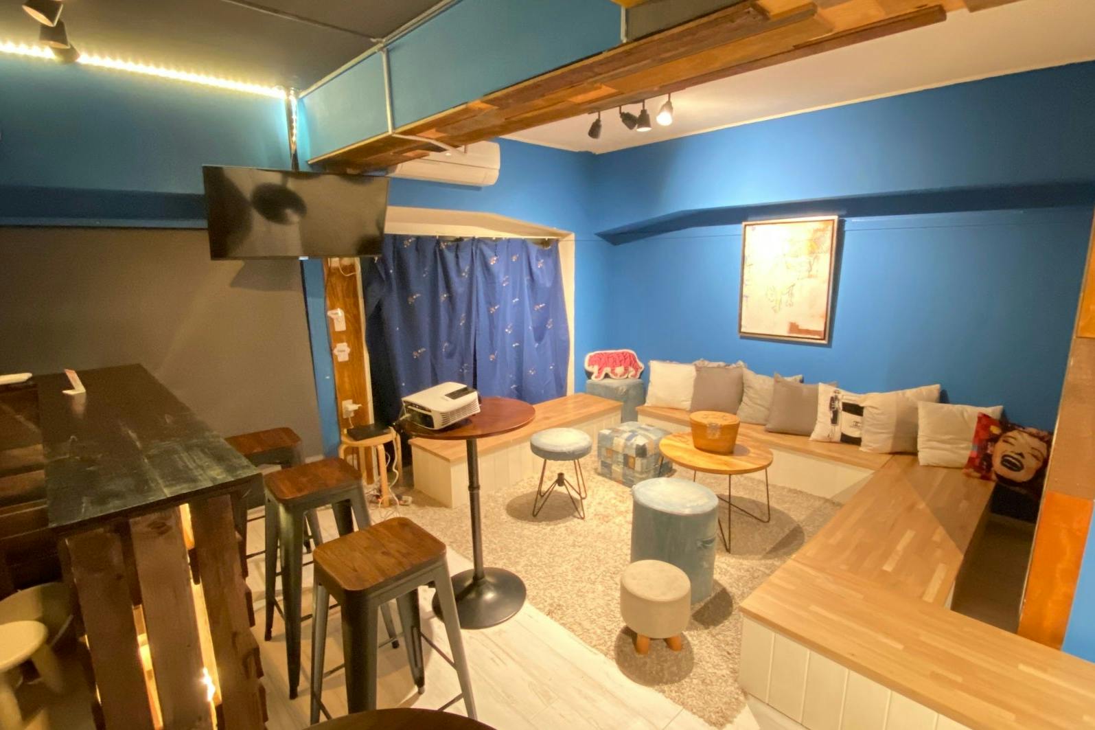 【新宿三丁目駅3分】スカイブルーの壁面が開放的な空間を演出する料理教室やテストキッチンに適したイベントスペース