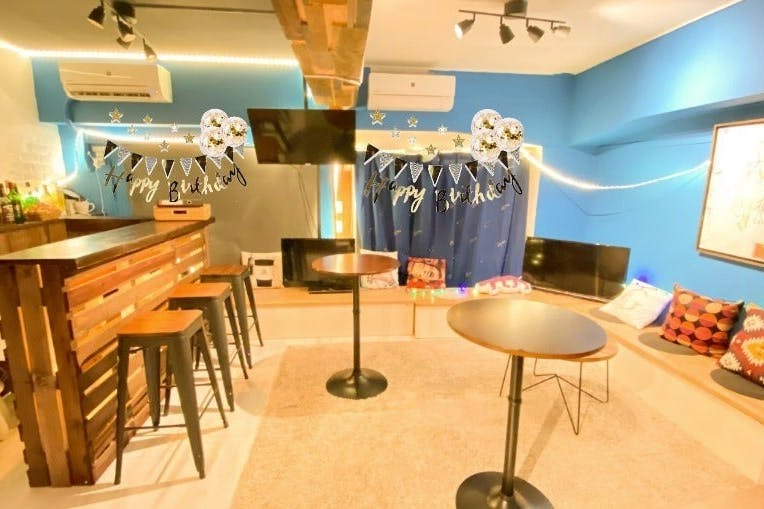 【新宿三丁目駅3分】スカイブルーの壁面が開放的な空間を演出する料理教室やテストキッチンに適したイベントスペース