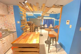 【新宿三丁目駅3分】スカイブルーの壁面が開放的な空間を演出する料理教室やテストキッチンに適したイベントスペース