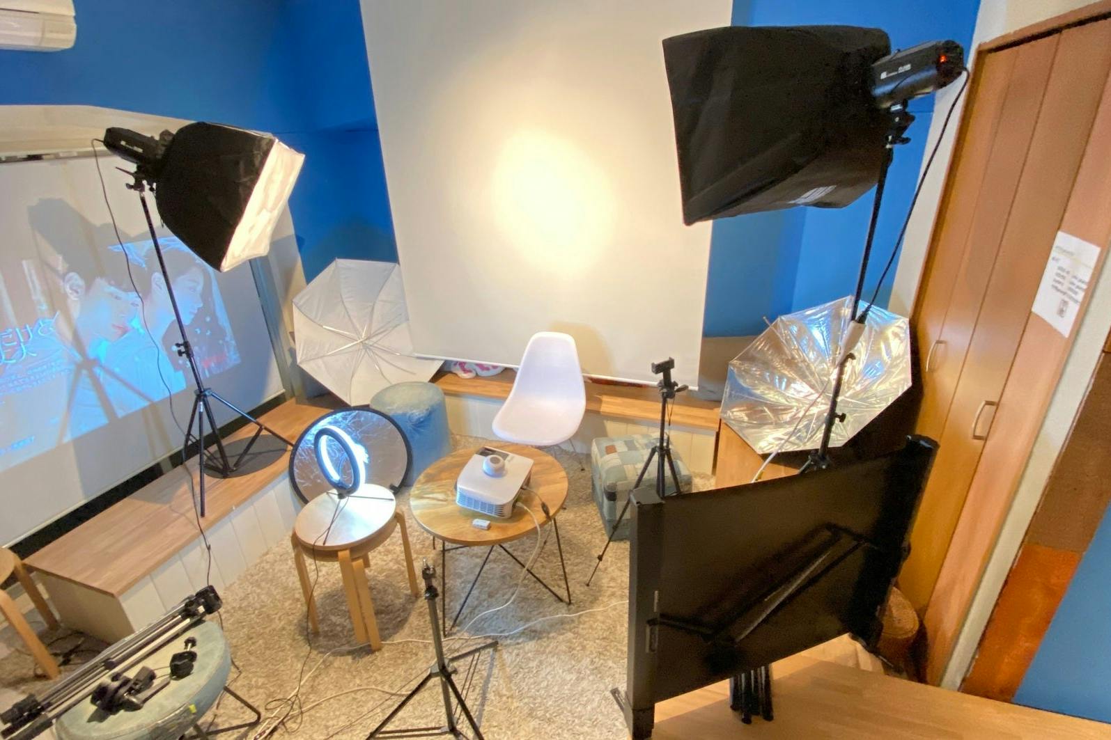 【新宿三丁目駅3分】スカイブルーの壁面が開放的な空間を演出する料理教室やテストキッチンに適したイベントスペース