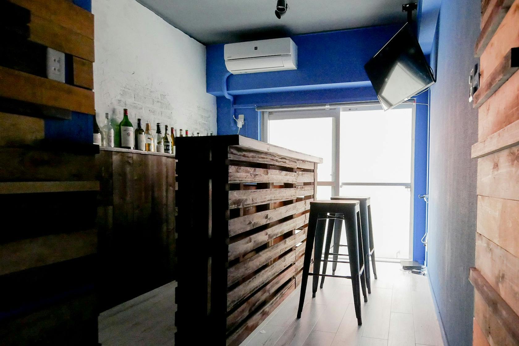 【新宿三丁目駅3分】スカイブルーの壁面が開放的な空間を演出する料理教室やテストキッチンに適したイベントスペース