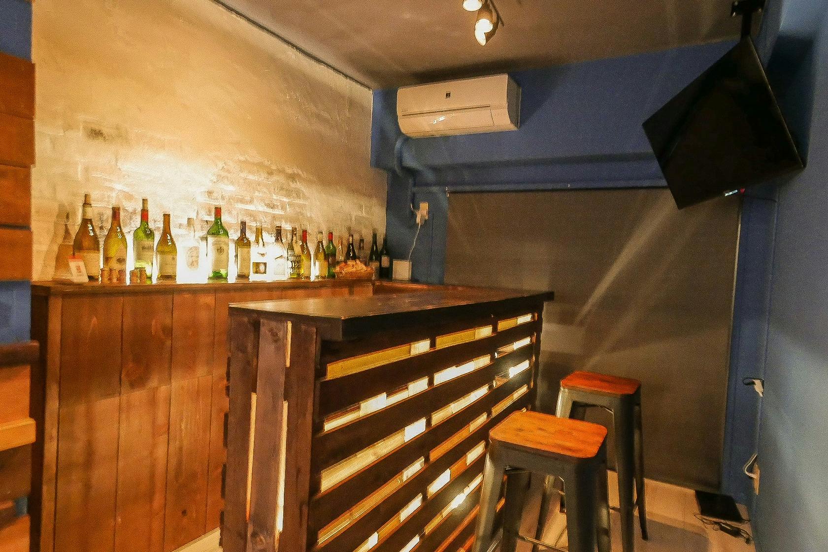 【新宿三丁目駅3分】スカイブルーの壁面が開放的な空間を演出する料理教室やテストキッチンに適したイベントスペース