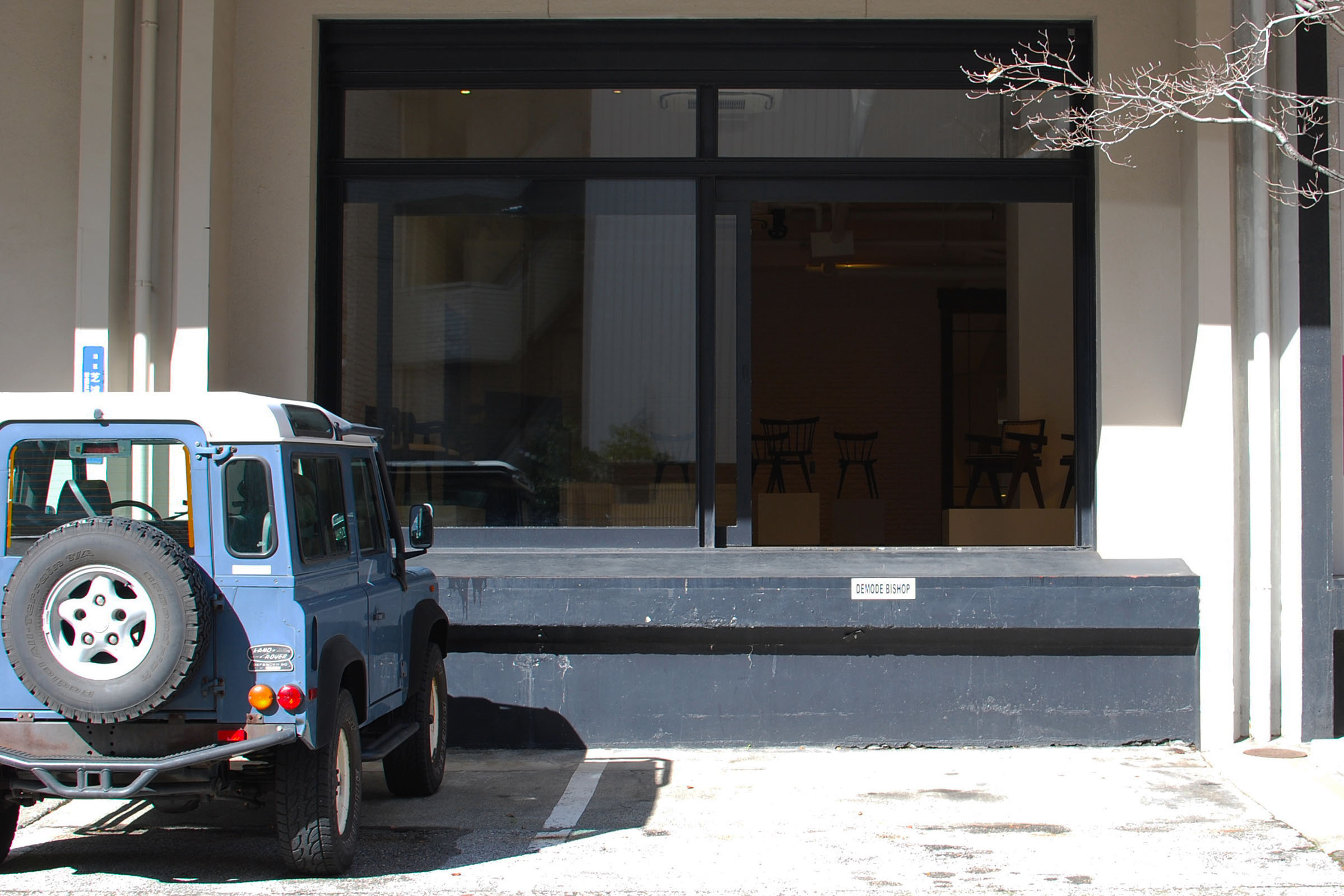 道路に面した大きな窓ガラス。開閉可能の為、 会場の換気の際はもちろん、機材や展示物の 搬出入の際にも目の前に完備された2台の駐車場よりスムーズな作業を可能としております。