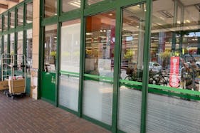 【フレスタ西町店】プロモーションイベントに利用可能な軒下スペース