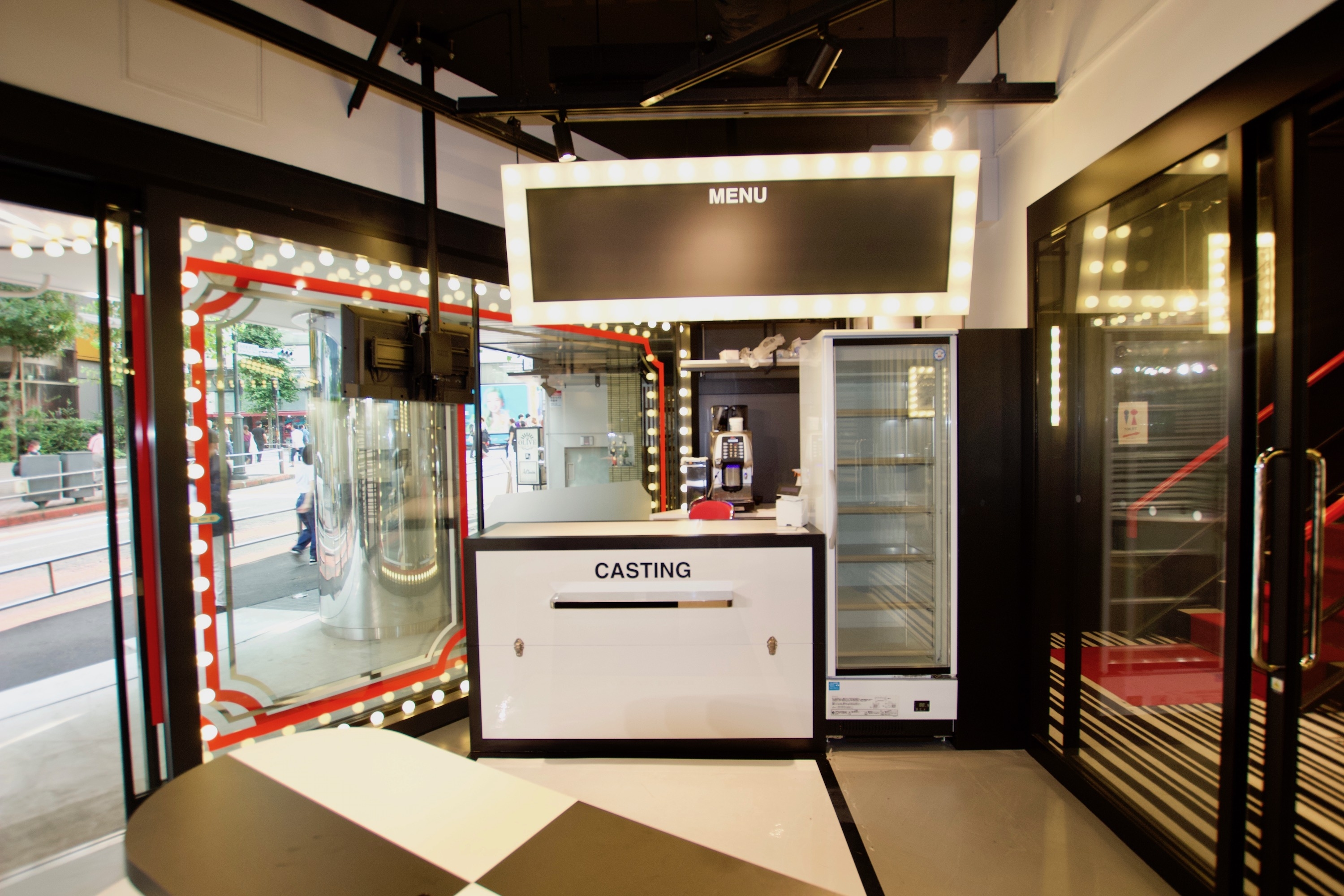 1Fのカウンターはドリンク提供や受付としてのご利用が可能です。