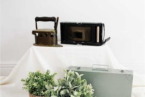 【表参道駅5分】ポップアップや展示会に最適な裏参道エリアの1F路面店、設営に便利な無料貸出什器、家具付き