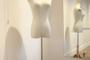 【表参道駅5分】ポップアップや展示会に最適な裏参道エリアの1F路面店、設営に便利な無料貸出什器、家具付き