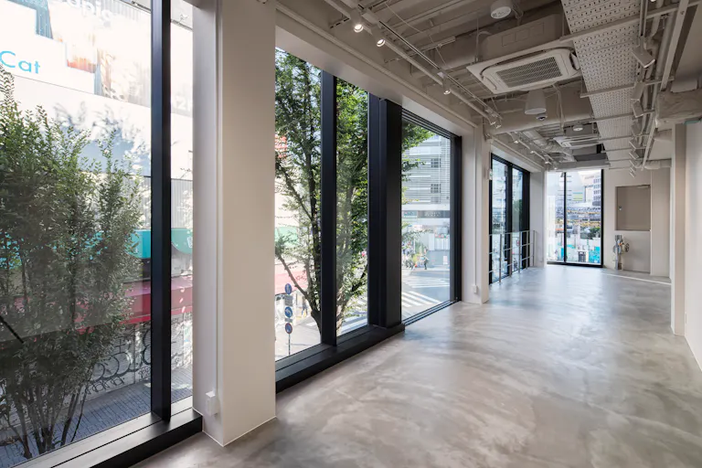 【新宿駅1分】新商品のポップアップストアや販売促進イベント会場、展示会場に最適な日本屈指の通行量と視認性を誇るイベントスペース(2F)の画像2