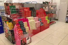 【西友 野洲店】サービスカウンター前(パーテーション側) ポップアップストア(物販、食物販)やプロモーション用途に最適なスーパー店内催事イベントスペース