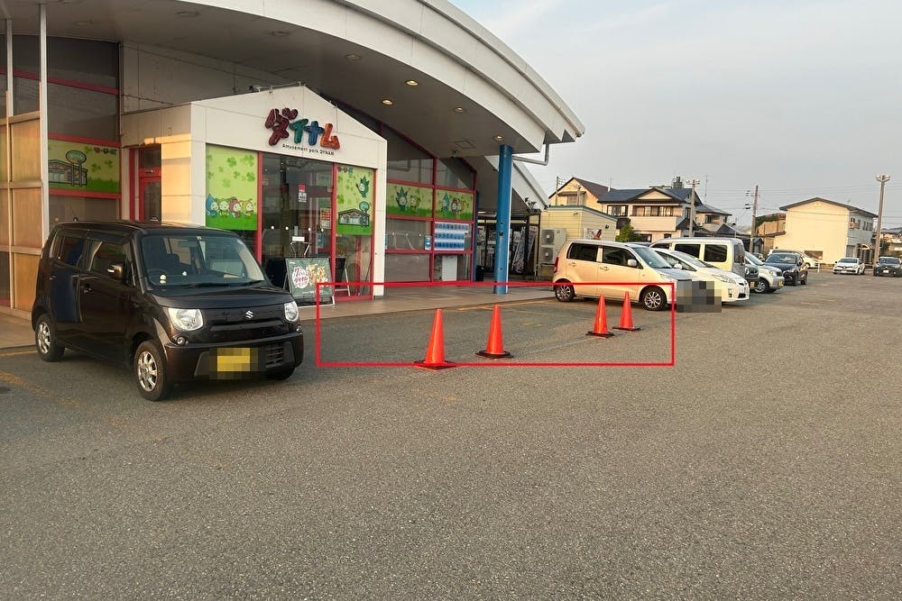 【ダイナム能代店ゆったり館】キッチンカーやプロモーションに最適なアミューズメント施設のイベントスペース(正面出入口前)