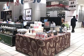 【マルイファミリー溝口】1階カレンダリウムF06【食物販】エスカレーター正面のコンパクトな好立地スペース