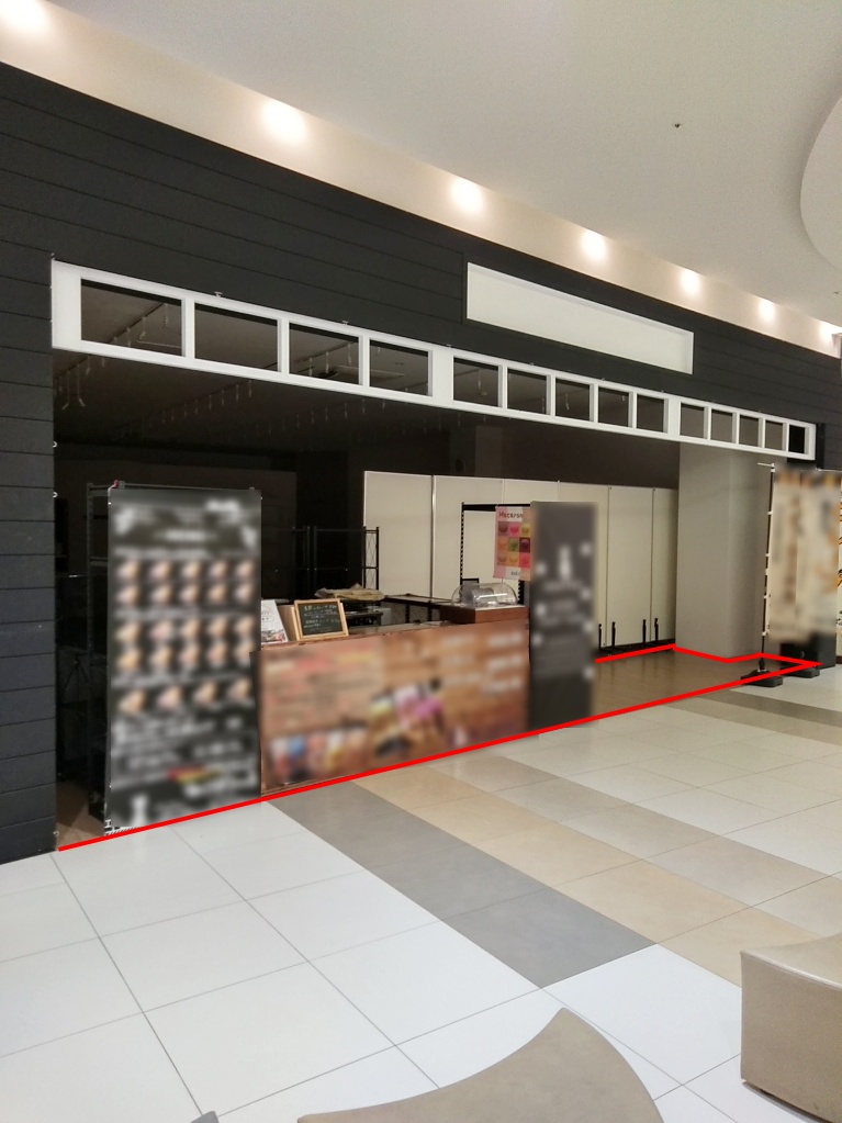 【イオンタウン津城山】食物販や各種物販イベントに最適な視認性高く訴求しやすい区画型イベントスペース｜ショップカウンター