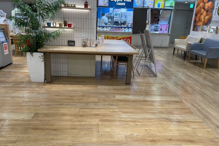 【草加マルイ】1階パブリックスペース【食物販・物販】イートインコーナーの近くの使いやすいコンパクトスペースの画像1