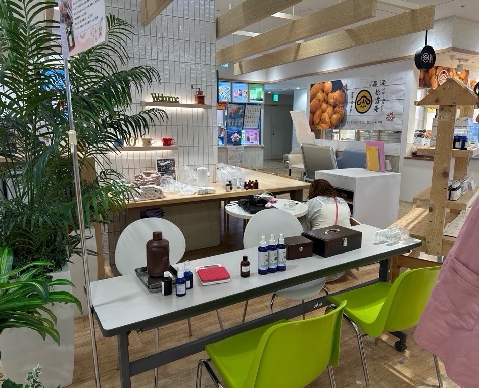 【草加マルイ】1階パブリックスペース【食物販・物販】イートインコーナーの近くの使いやすいコンパクトスペース