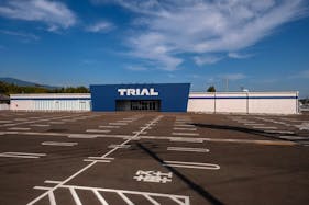 【スーパーセンタートライアル都農店】キッチンカー(調理営業)出店限定/屋外スペース