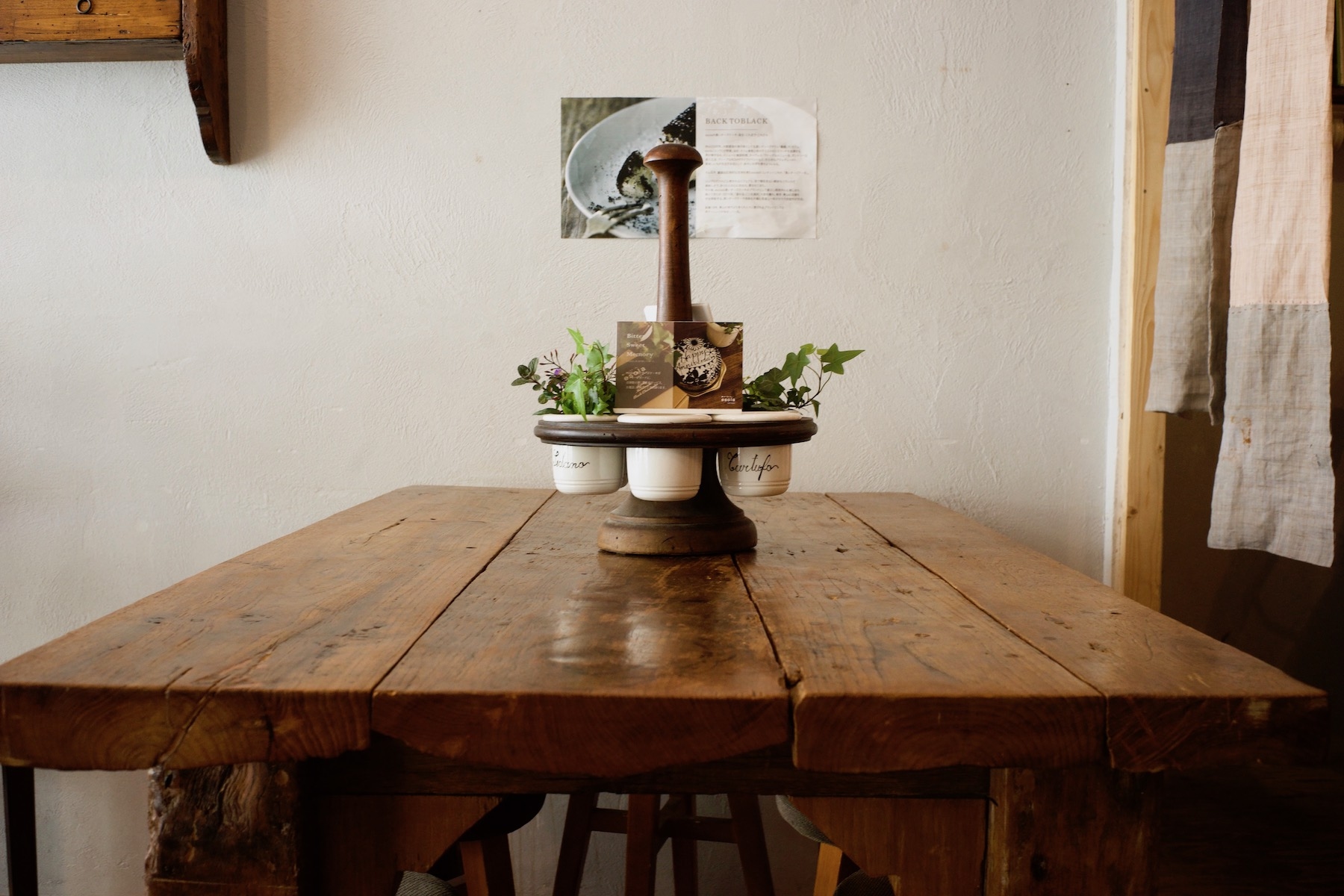 商品を引き立てる船底板のアンティークテーブルです。