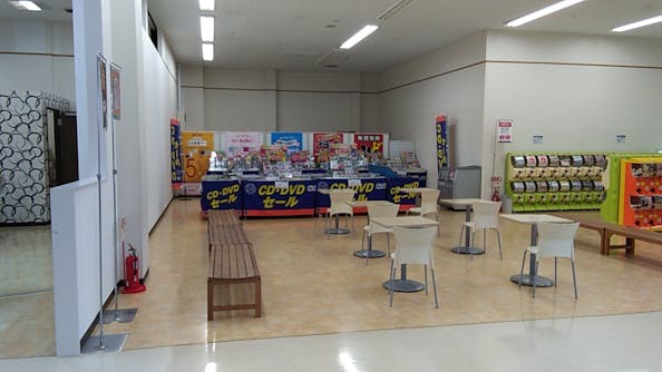 【イオンスーパーセンター涌谷店】物販やプロモーションに最適な休憩スペース内のイベントスペース