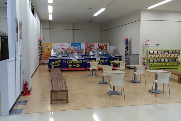 【イオンスーパーセンター涌谷店】物販やプロモーションに最適な休憩スペース内のイベントスペース