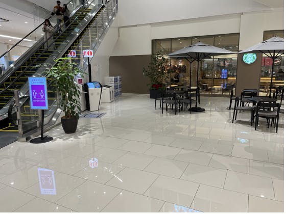 【イオンモール白山】1階　南西入口スターバックスコーヒー前の画像