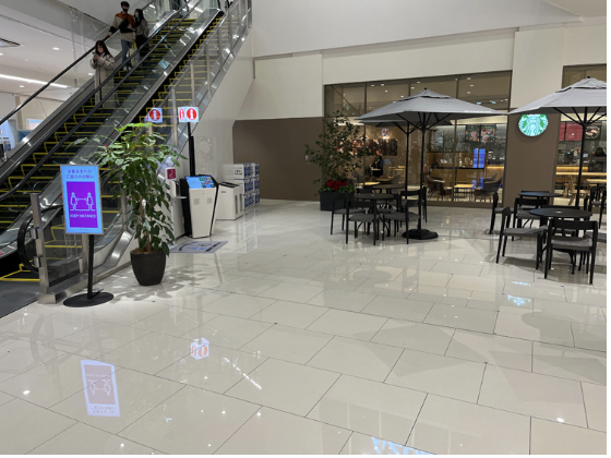 【イオンモール白山】1階　南西入口スターバックスコーヒー前