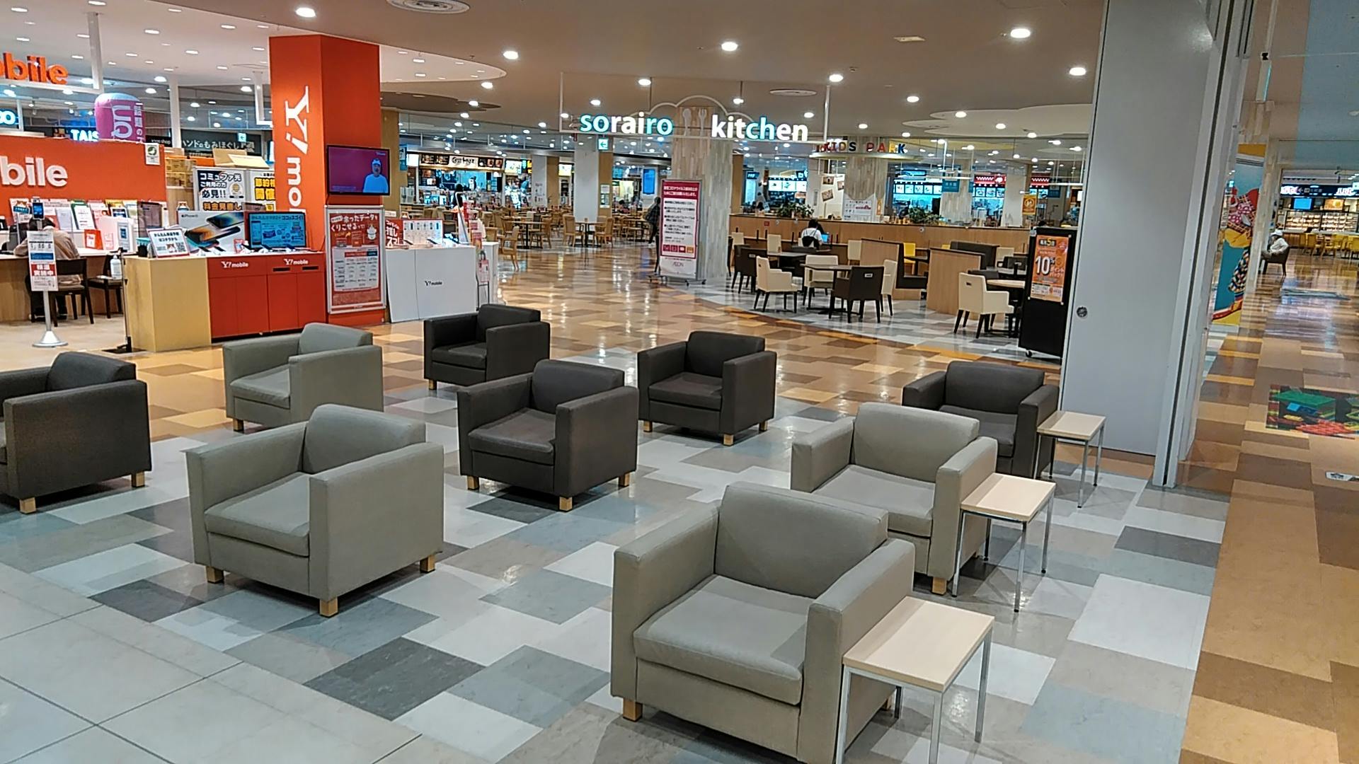 【イオン豊橋南SC】各種プロモーションや物販、食物販のポップアップストアに最適な2F ワイモバイル横スペース