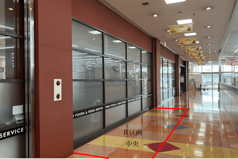 スーパー店舗壁面側、3区画中の中央スペースです