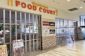 【ニシムタスカイマーケット鴨池店】食物販や物販に利用可能なスーパーのフードコート前にあるスペース