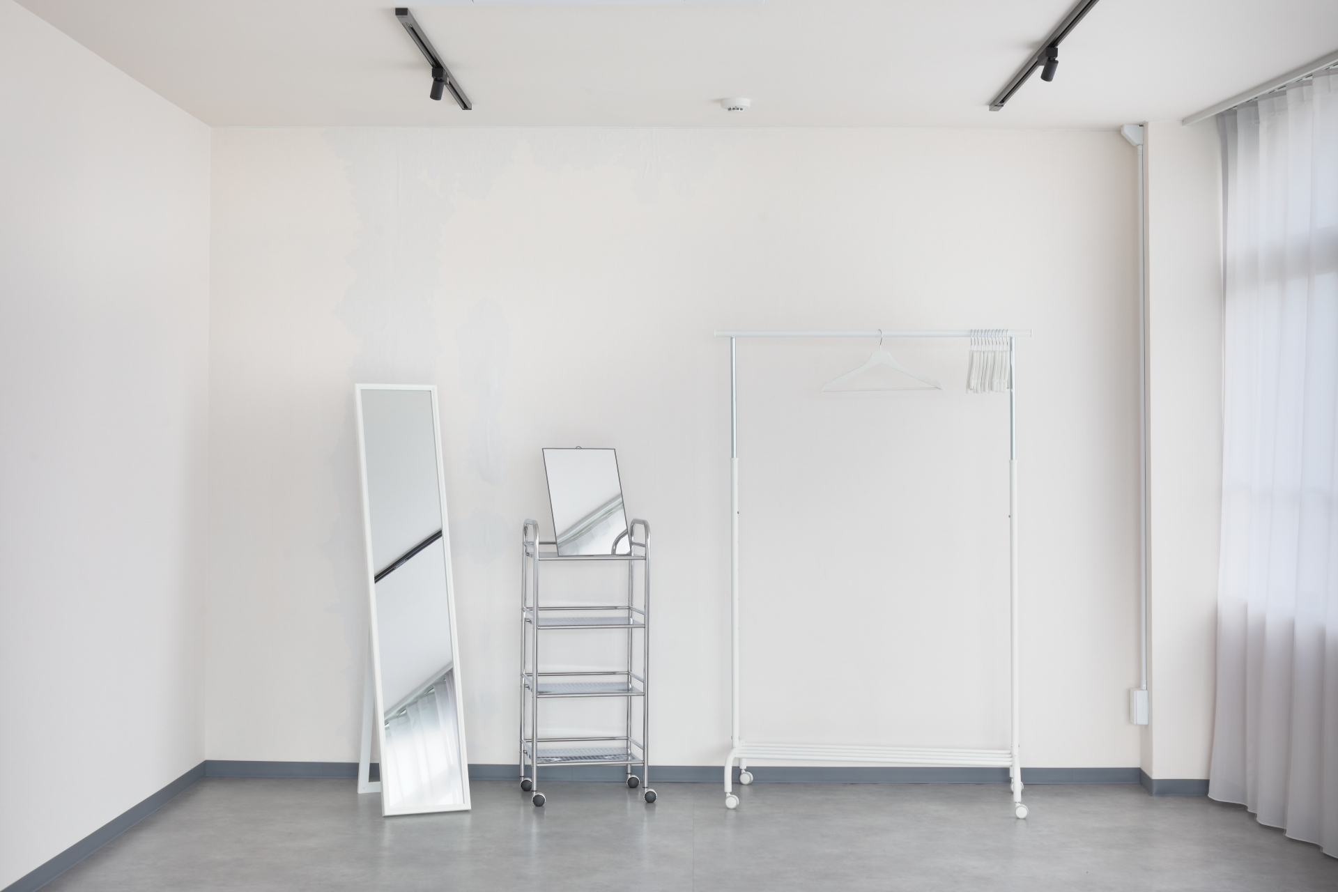 【蓮沼駅2分】共用撮影サーポート備品。 姿見/メイクワゴン/ハンガーラック