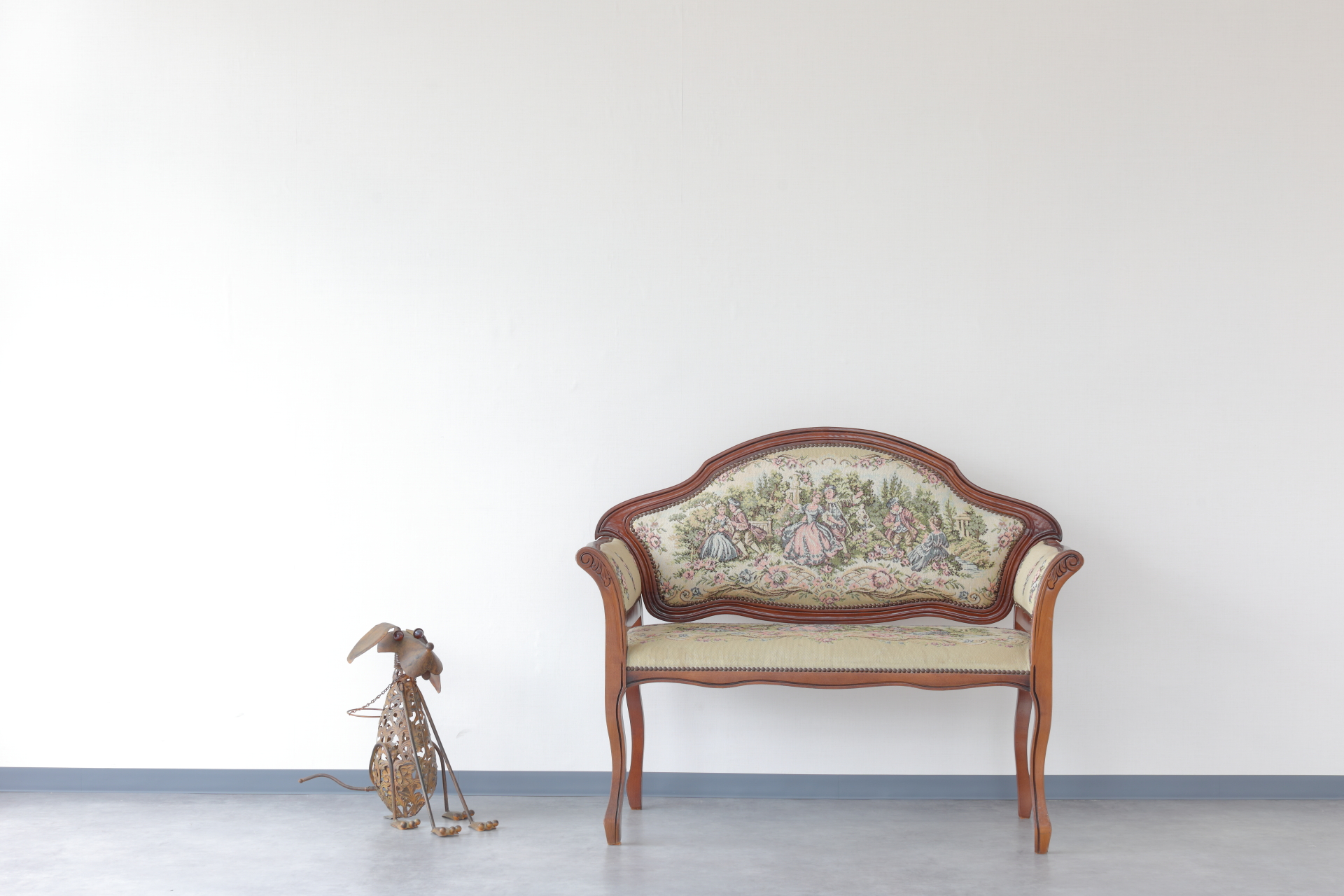 【蓮沼駅2分】アンティークチェアと犬のスチールオブジェ。