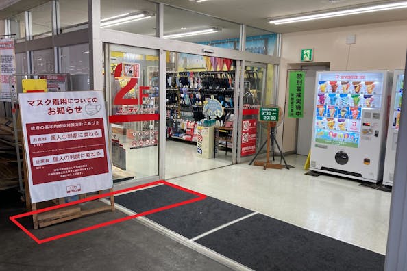 【ユニディ狛江店】各種プロモーションに最適な2階店舗入口前のイベントスペース