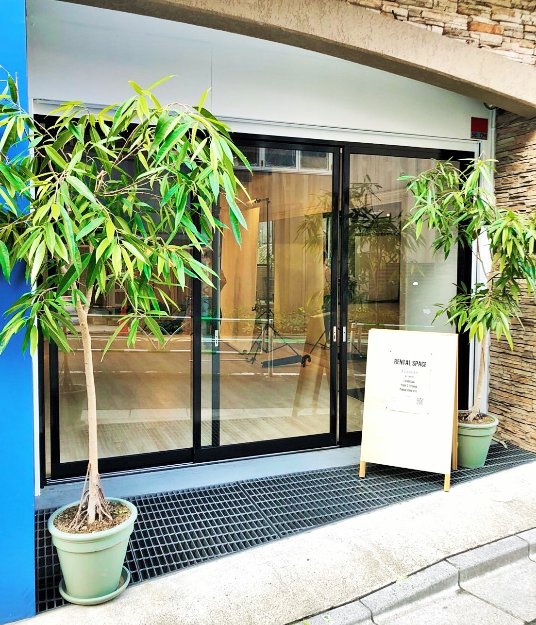 大きな窓からの採光も抜群です