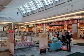 【イオンモール羽生】ディズニーストア前ブリッジ