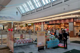 【イオンモール羽生】ディズニーストア前ブリッジ