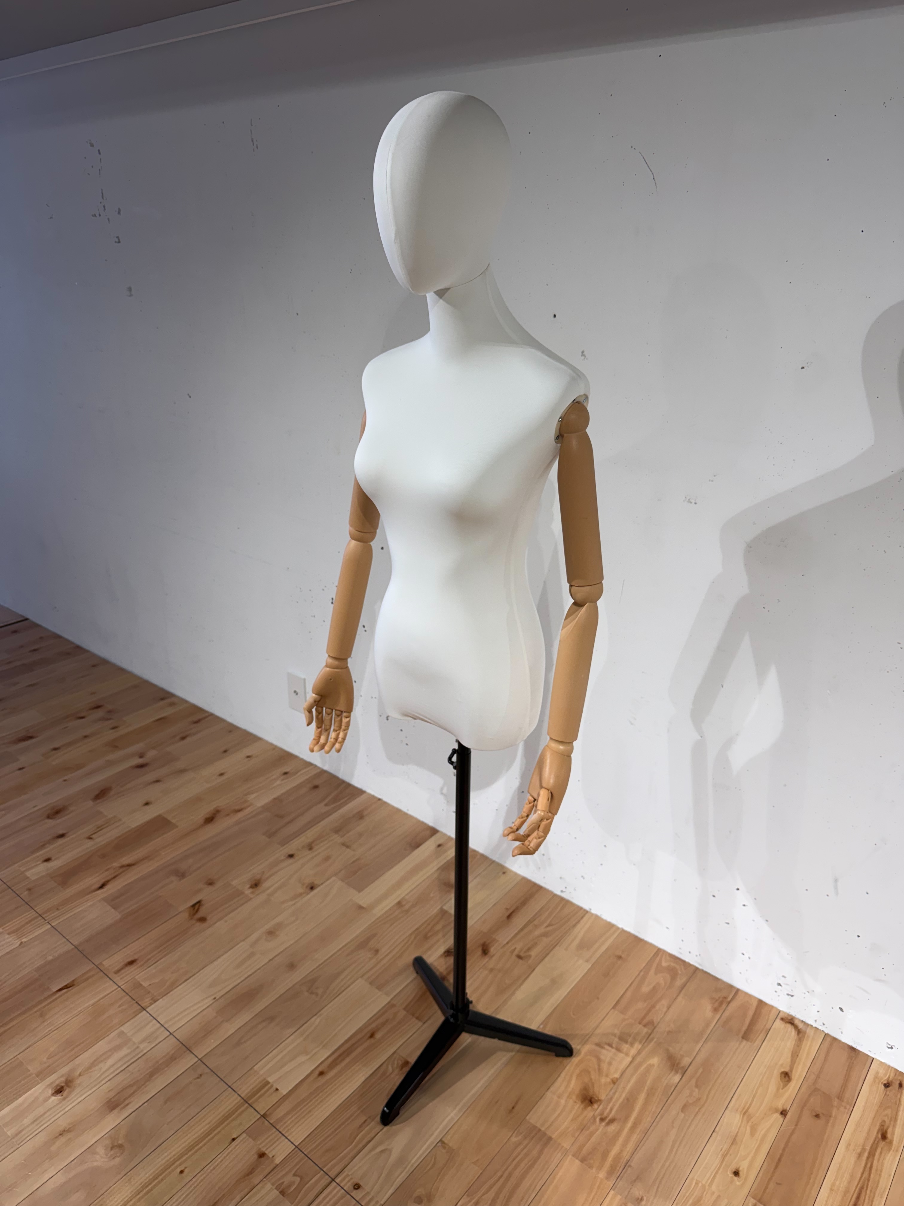 【渋谷駅7分／明治神宮前駅8分】 ポップアップ・展示会に好評です｜洗練されたハウススタジオ..ﾟ･*自然光有。シンプルな内装🌱原宿/渋谷/神南