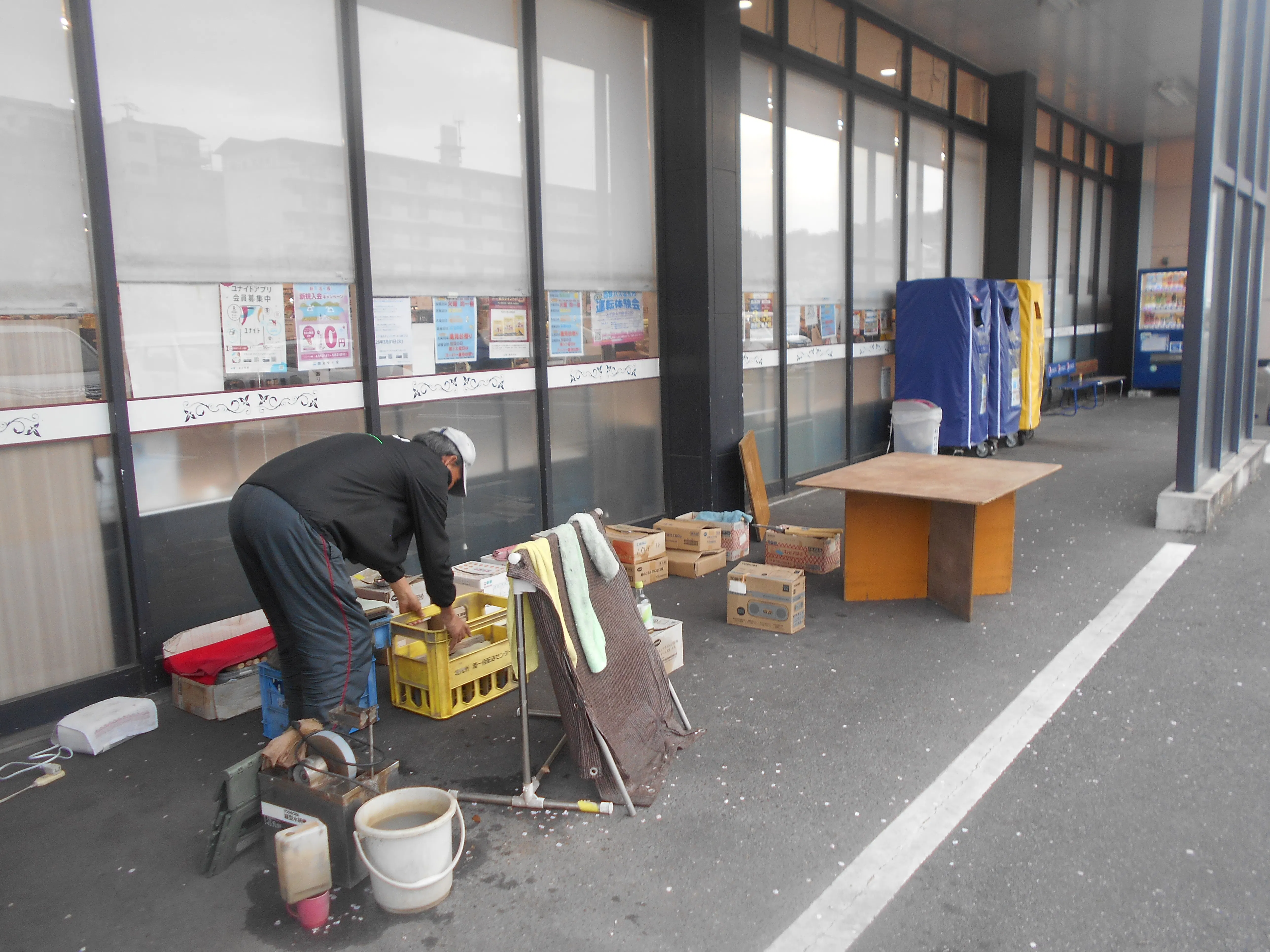 【スピナ鷹見台店】自販機側 販促プロモーションや物販に最適なスーパー屋外催事イベントスペース