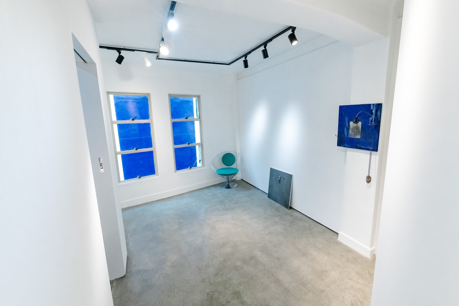 メインギャラリーX。2018年9月装い新たにフルリニューアルした、MUSEE GINZA のメイン空間です。レトロ×ホワイトキューブをテーマに、1932年の竣工当時から存在する躯体床をダイヤモンド研磨。90年前のコンクリートが美しくロマンスグレーの光沢を放って甦りました。緊張感ある白壁と高演色の特殊照明、可動式壁を備え、美しく展示できるホワイトキューブ空間となりました。