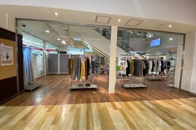 【アミュプラザ長崎】3F アパレル、雑貨などの販売に最適!エスカレーター横の人通りの多いイベントスペース