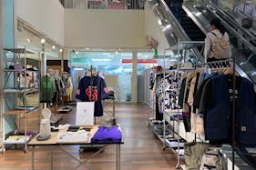 【アミュプラザ長崎】3F アパレル、雑貨などの販売に最適!エスカレーター横の人通りの多いイベントスペース