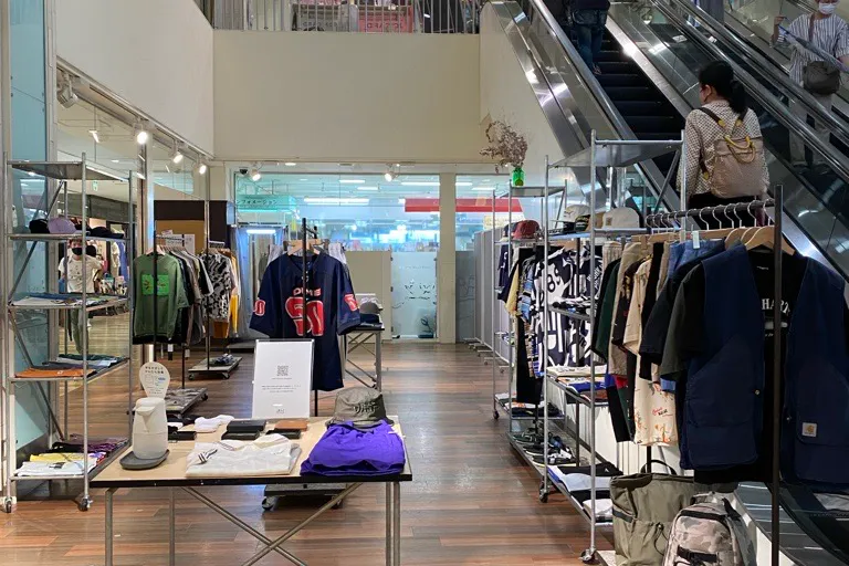 【アミュプラザ長崎】3F アパレル、雑貨などの販売に最適!エスカレーター横の人通りの多いイベントスペース