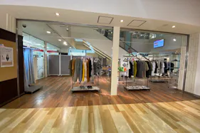 【アミュプラザ長崎】3F アパレル、雑貨などの販売に最適!エスカレーター横の人通りの多いイベントスペース