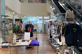 【アミュプラザ長崎】3F アパレル、雑貨などの販売に最適!エスカレーター横の人通りの多いイベントスペース