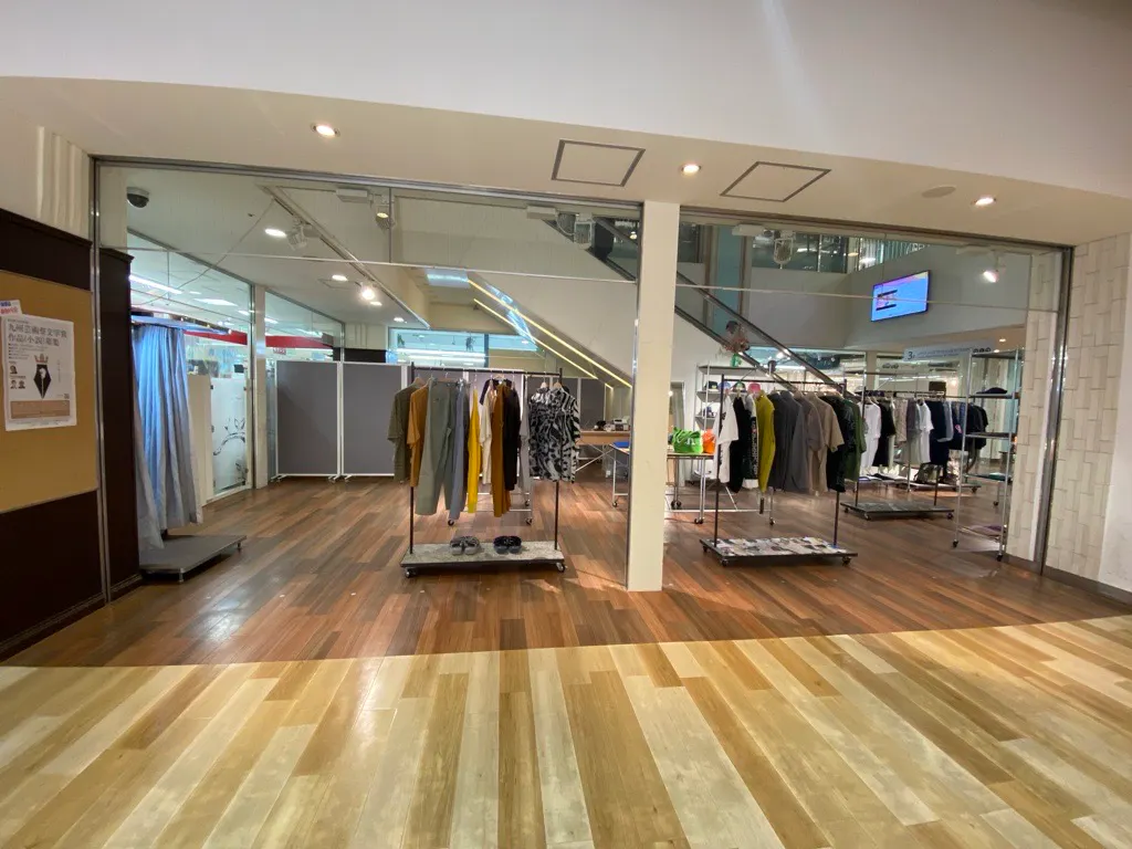 【アミュプラザ長崎】3F アパレル、雑貨などの販売に最適!エスカレーター横の人通りの多いイベントスペース