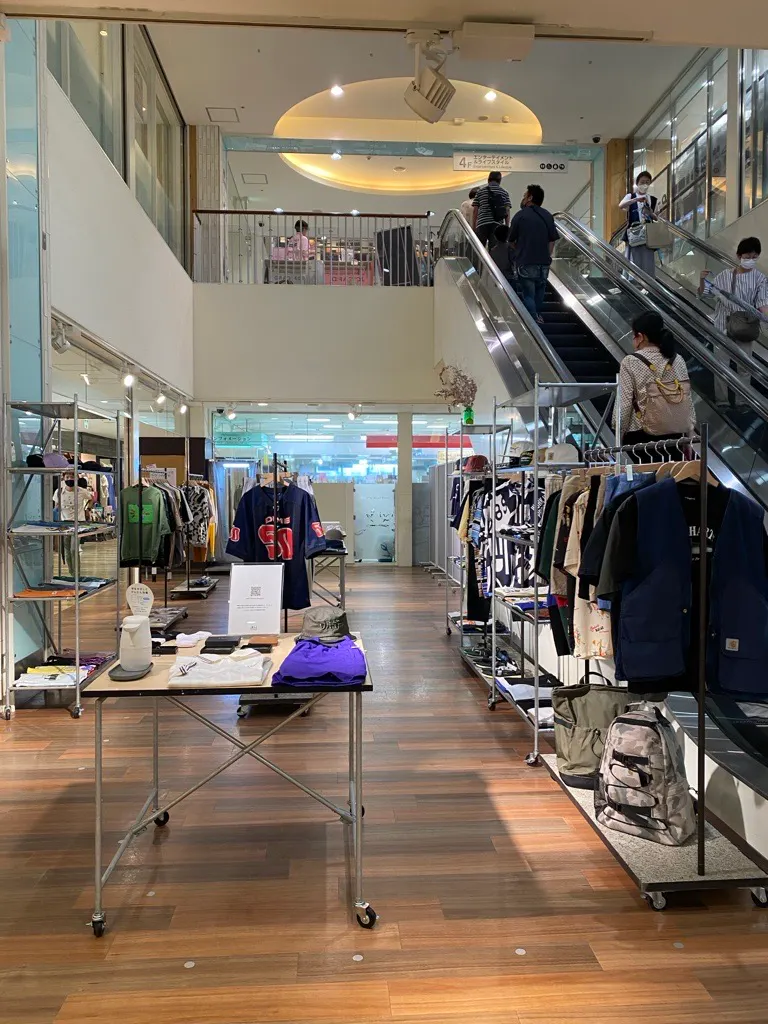 【アミュプラザ長崎】3F アパレル、雑貨などの販売に最適!エスカレーター横の人通りの多いイベントスペース