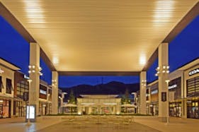 【THE OUTLETS HIROSHIMA】2F センターコート