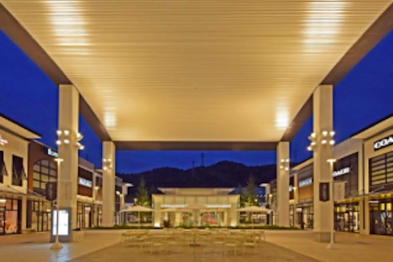 【THE OUTLETS HIROSHIMA】2F センターコートの画像1