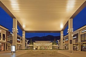 【THE OUTLETS HIROSHIMA】2F センターコート