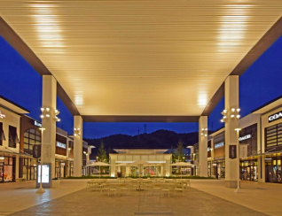 【THE OUTLETS HIROSHIMA】2F センターコート