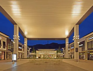 【THE OUTLETS HIROSHIMA】2F センターコートの画像