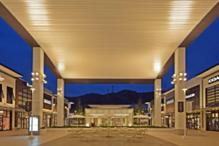 【THE OUTLETS HIROSHIMA】2F センターコートの画像1